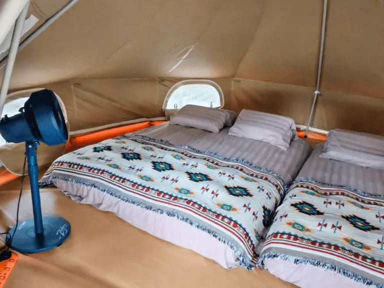 Beacon Resort的Safari Tent A内部:床垫、枕头与风扇